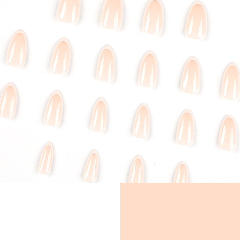Kunstvolle Nagelverlängerungen im eleganten French-Tip Design Karnz