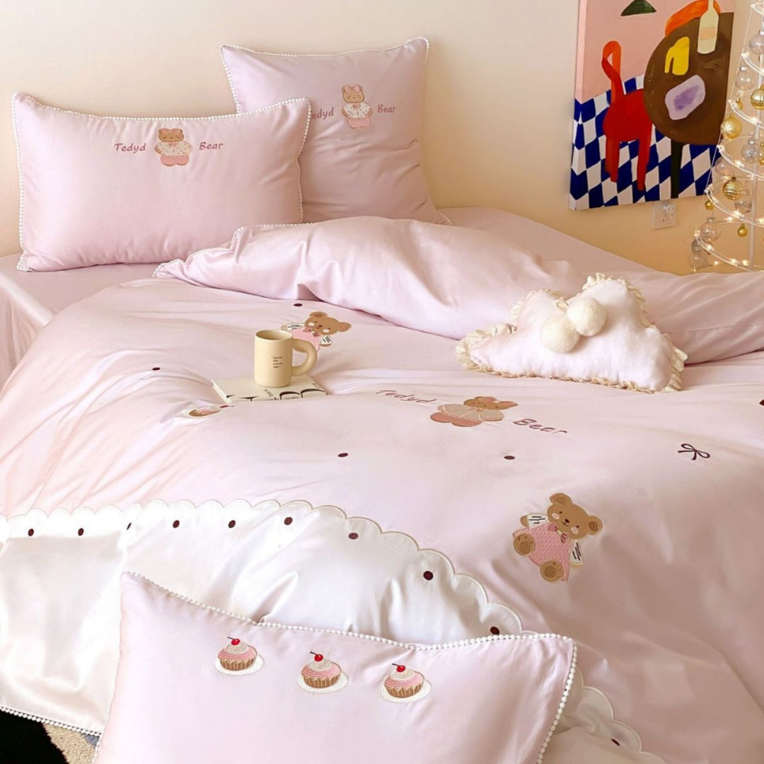 Kinder gestickte Teddy Baumwoll-Mischung Bettwäsche Set mit gewelltem Rand & Pom-Pom Wolkenkissen