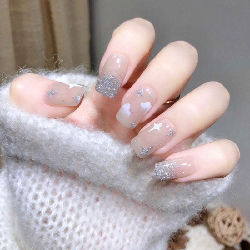 Glitzernde Nagelverlängerungen mit kreativem Schmuckdesign Karnz