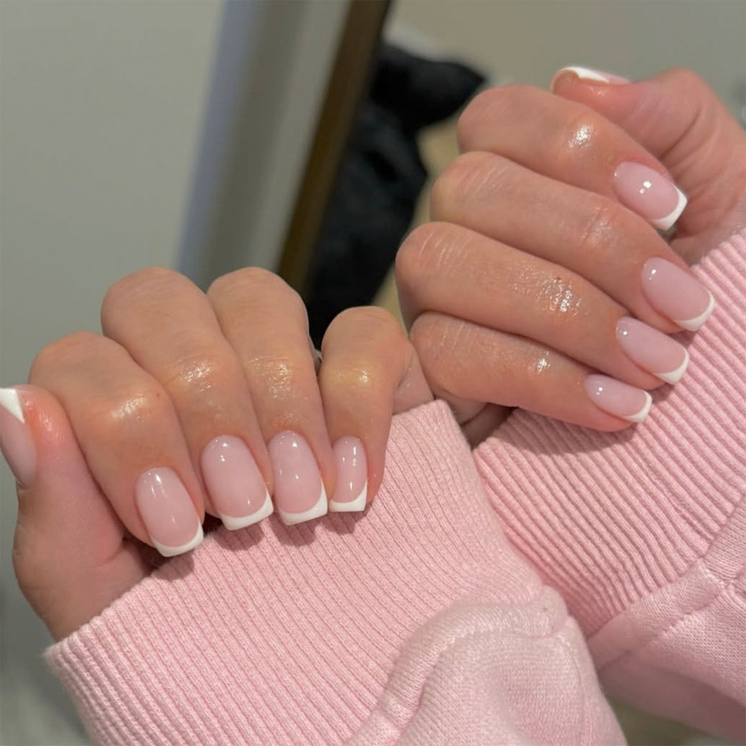 Elegante Hochglanz-Nagelkunst mit französischem Design Karnz