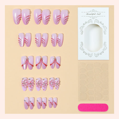 Kunstnagelset mit zarten floralen Designs und eleganten Glitzerdetails Karnz