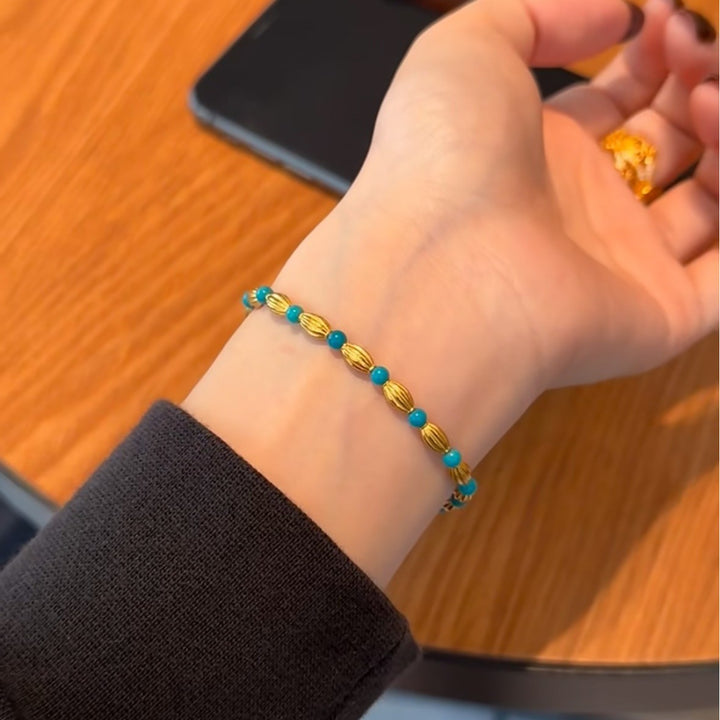 Verspieltes Perlenarmband mit Charm Karnz