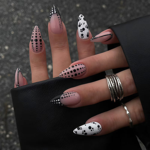 Künstlerische Spitzen-Nagelverzierungen Karnz