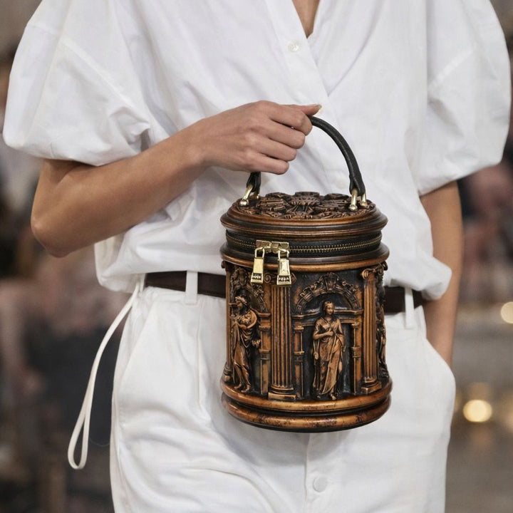 Skulpturaler Henkel-Eimer-Tasche