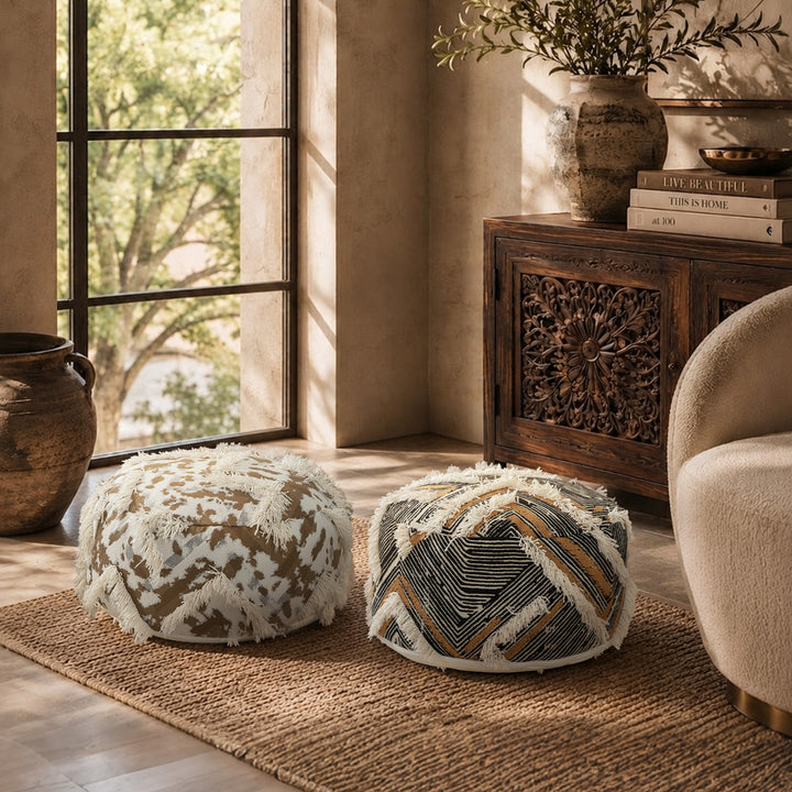 Runder gewebter Sitzpouf mit Boho‑Quasten und strukturierter Tuftoberfläche