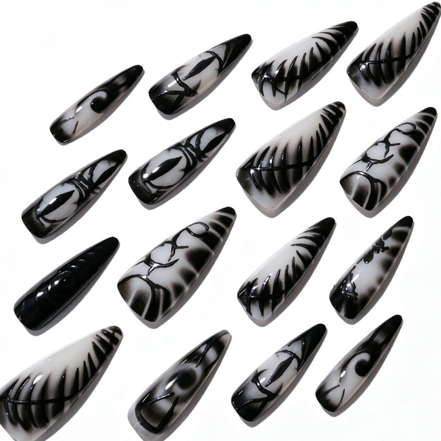 Künstlerisches Stiletto Press-On Nagelset Karnz