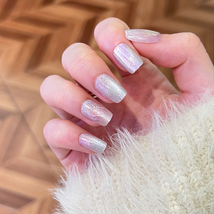 Künstliche Nagelkunst im schimmernden Design Karnz