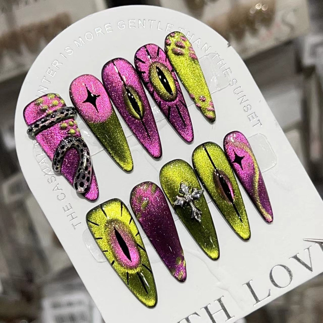 Künstlerisches Stiletto Press-On Nail Set mit einzigartigem Grafikdesign Karnz
