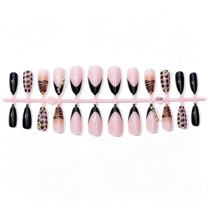 Kreatives Stiletto-Nageldesign Karnz