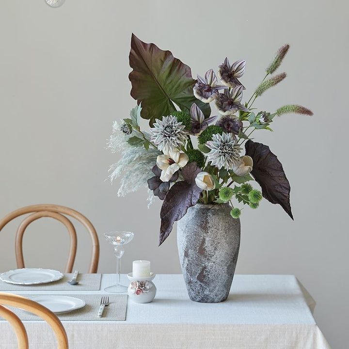 Lebensechte gemischte Blumenarrangement