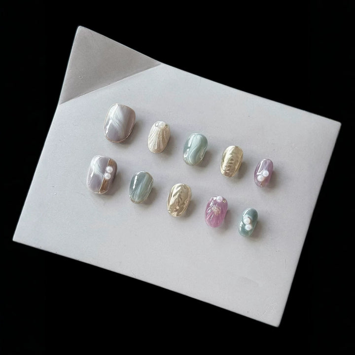 Künstlerisches Press-On-Nagelset mit natürlichen Marmor designs