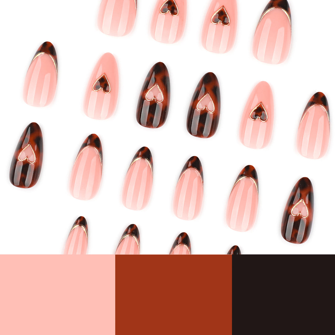Kunstvolle Stiletto-Nägel mit elegantem Herzen-Design Karnz