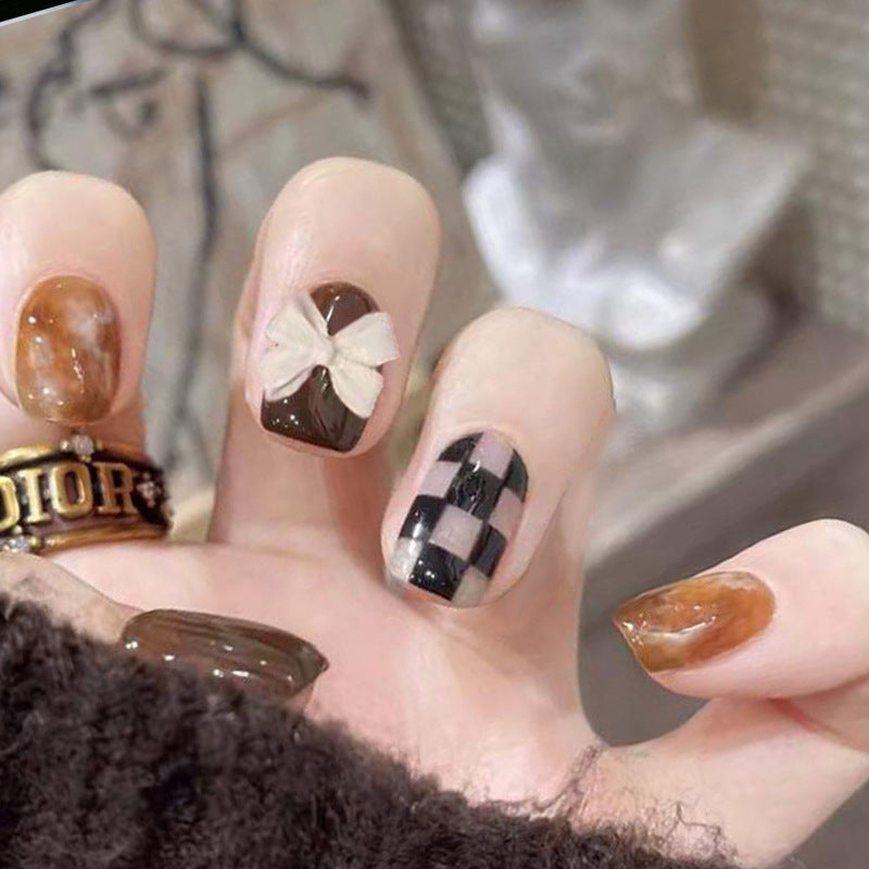 Künstlerisches Press-On-Nagelset mit einzigartigem Design