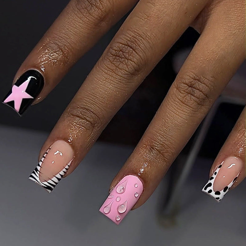 Dekoratives Press-On Nagelkunstset mit trendigen Mustern Karnz