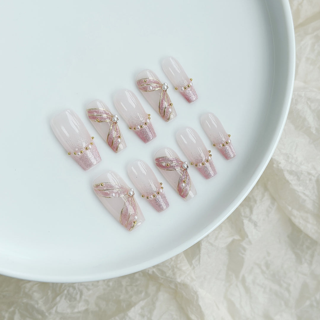 Elegantes Press-On Nagelkunst-Set mit Metallic-Goldakzenten