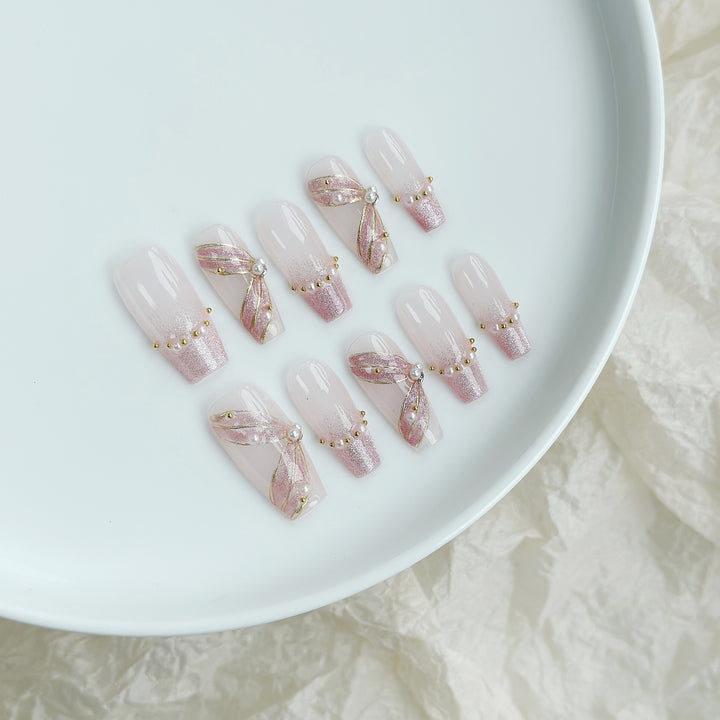 Elegantes Press-On Nagelkunst-Set mit Metallic-Goldakzenten