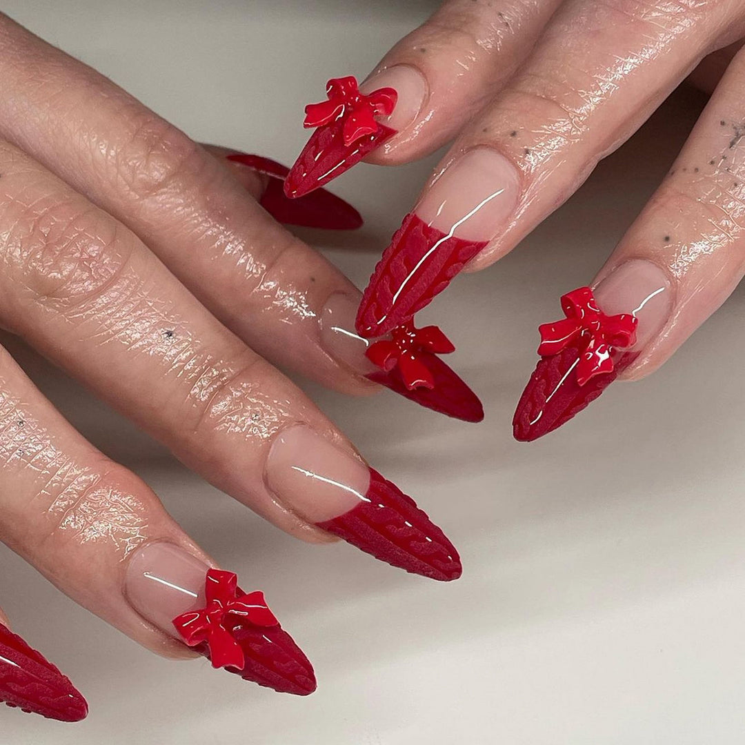 Kunstvolle Stiletto-Nägel mit glänzenden Akzenten Karnz