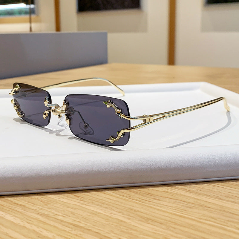 Damen modische Sonnenbrille mit filigranem Metallrahmen und transparenten Gläsern Karnz