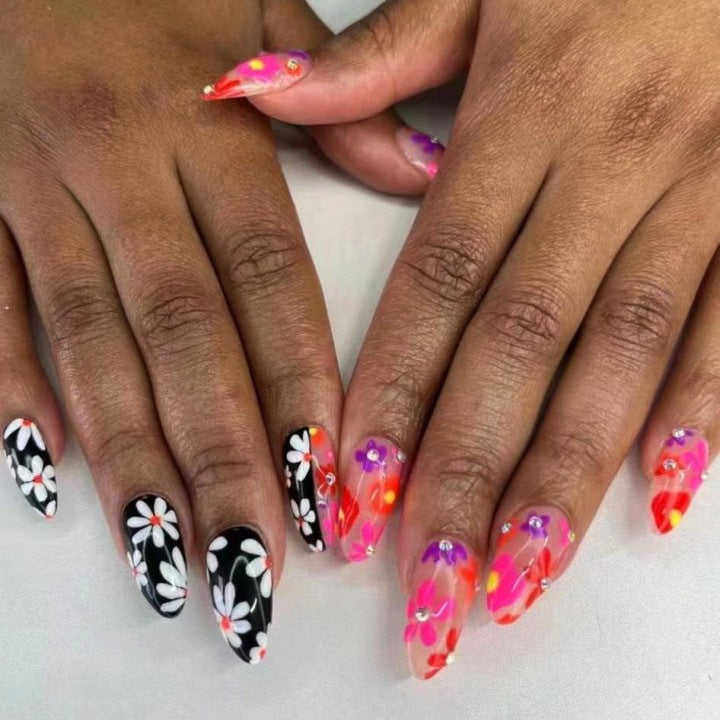 Kunstnagelset mit blumigen 3D-Verzierungen und Glitzer-Akzenten Karnz