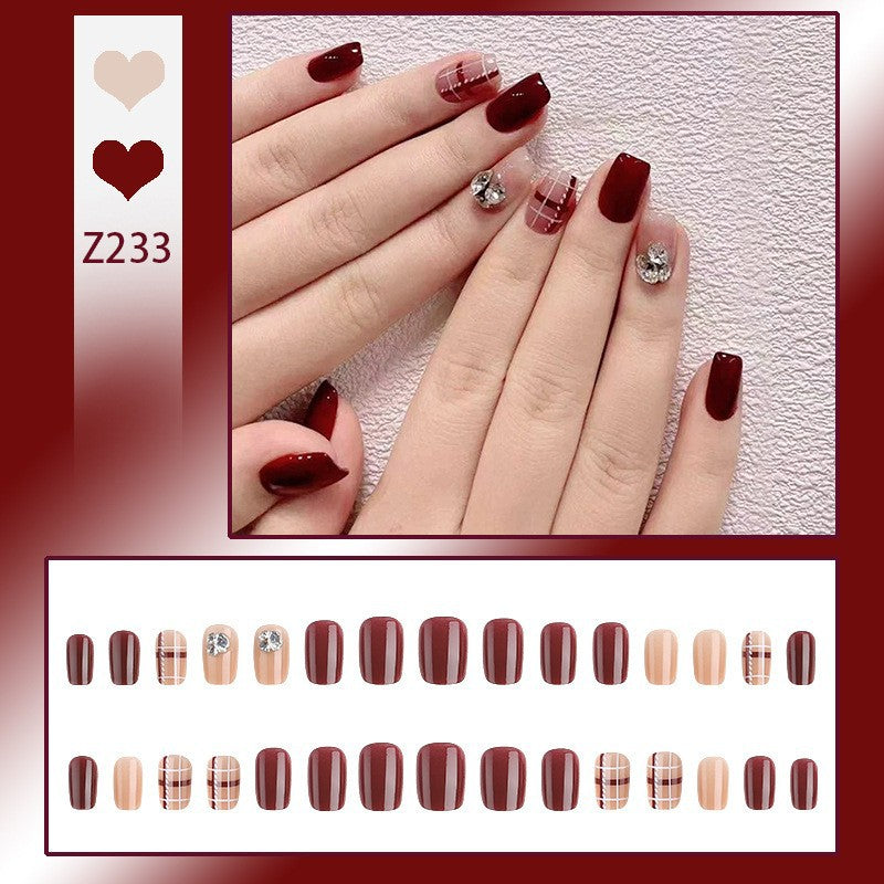 Kunstnagelset mit elegantem, schimmerndem Design und kreativen Akzenten Karnz