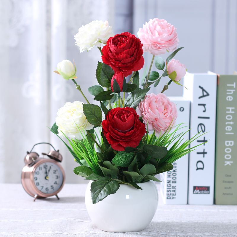 Künstliches Blumenarrangement in modernem Keramikvase