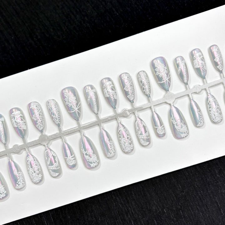 Press-On Nagelkunst-Kollektion mit holografischem Spitzenmuster
