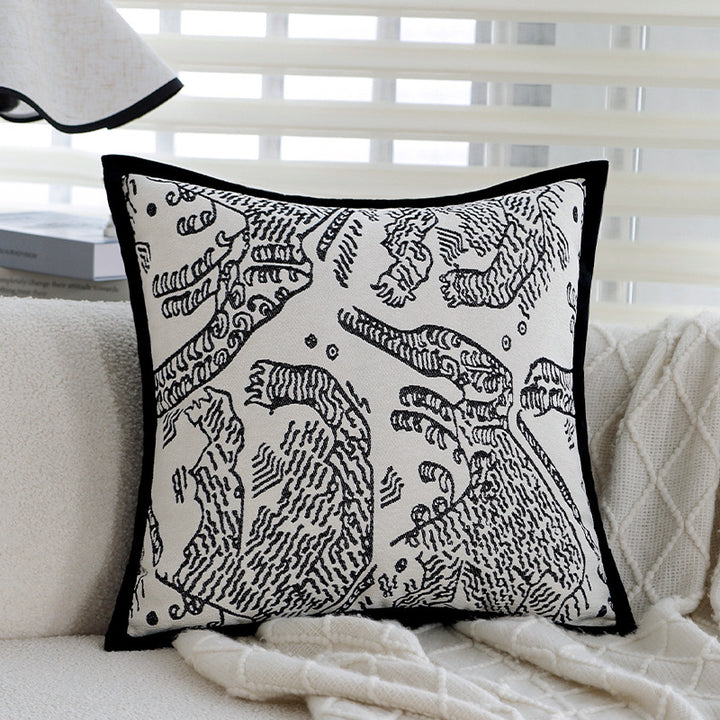 Dekoratives Wohnkissen mit feinem Jacquard-Baumdruck und Samtpaspel Karnz