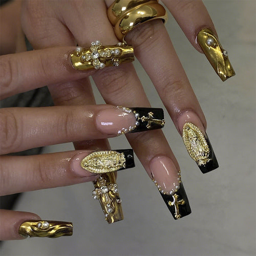 Kunstnagelset mit eleganten Akzenten und stilvollen Verzierungen Karnz