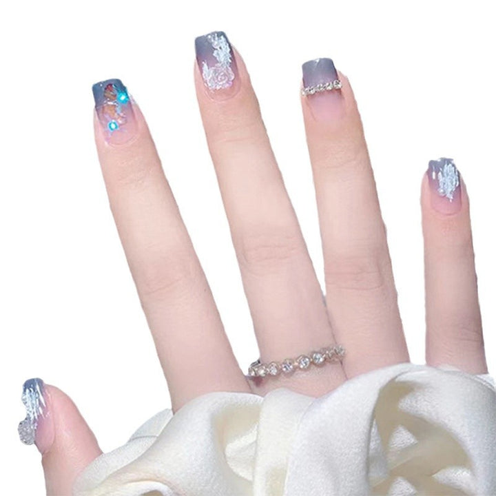 Glamouröse Kunstfingernägel mit Herz- und Glitzerdetails Karnz