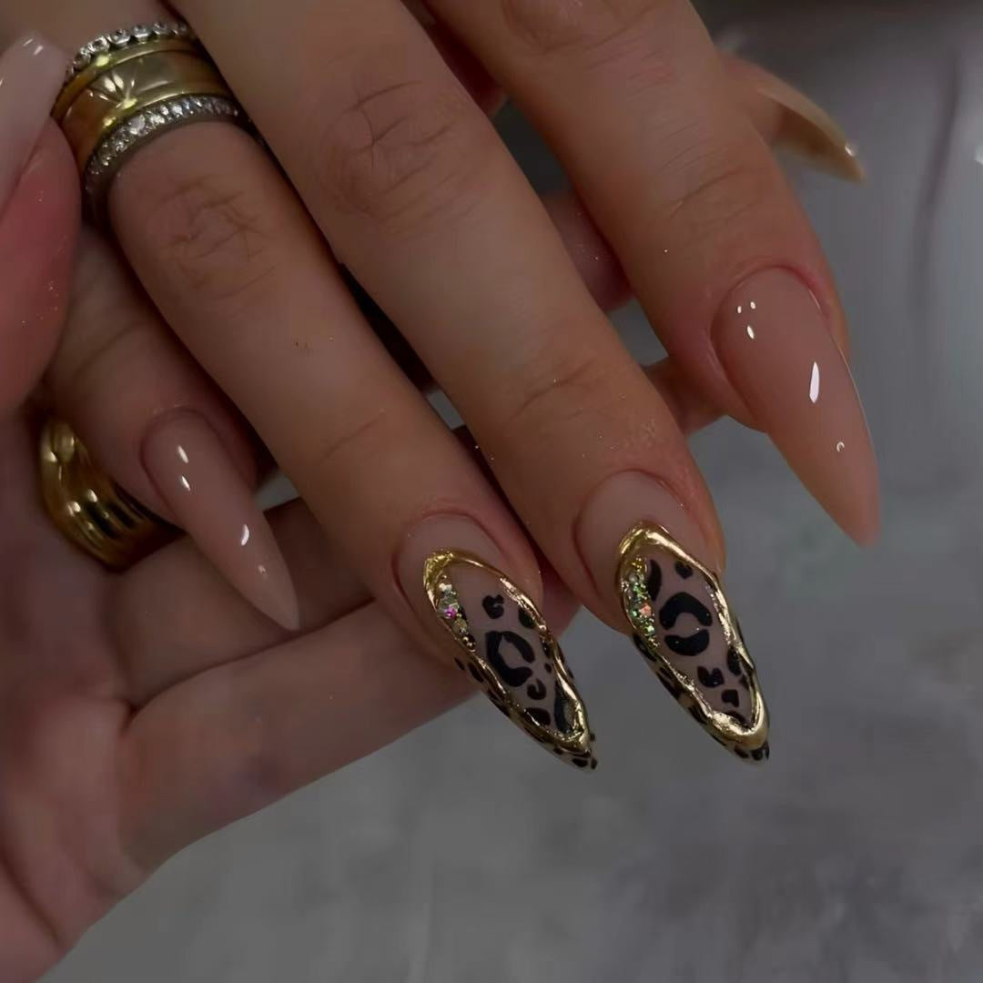Stiletto-Nagelkunst-Erweiterungen mit Tierdruckdesign Karnz
