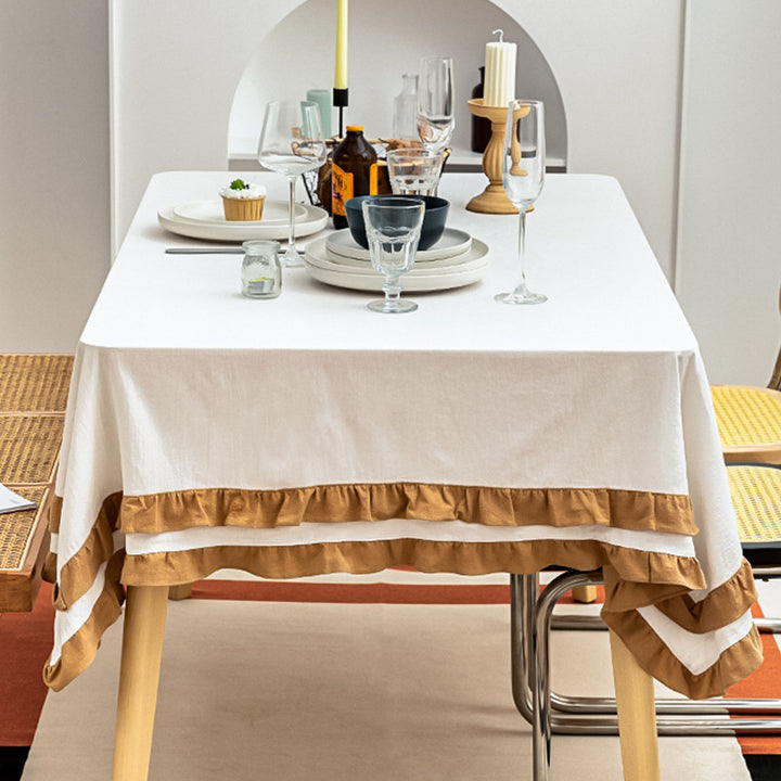 Rundtischdecke mit gestepptem Strukturrelief und zweilagigem Volant Karnz