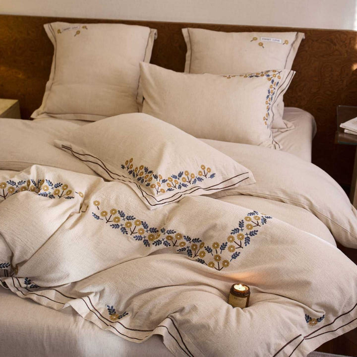 Bettwäsche-Garnitur mit fein gesticktem Blumenbordüren-Design