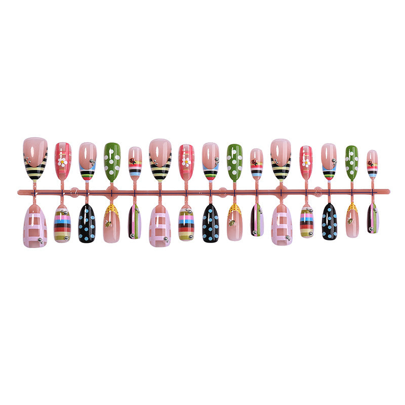 Dekorativer Press-On Nagelset mit einzigartigen Designs Karnz
