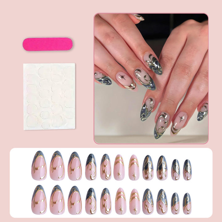 Kunstnagelset im eleganten, kunstvollen Design Karnz