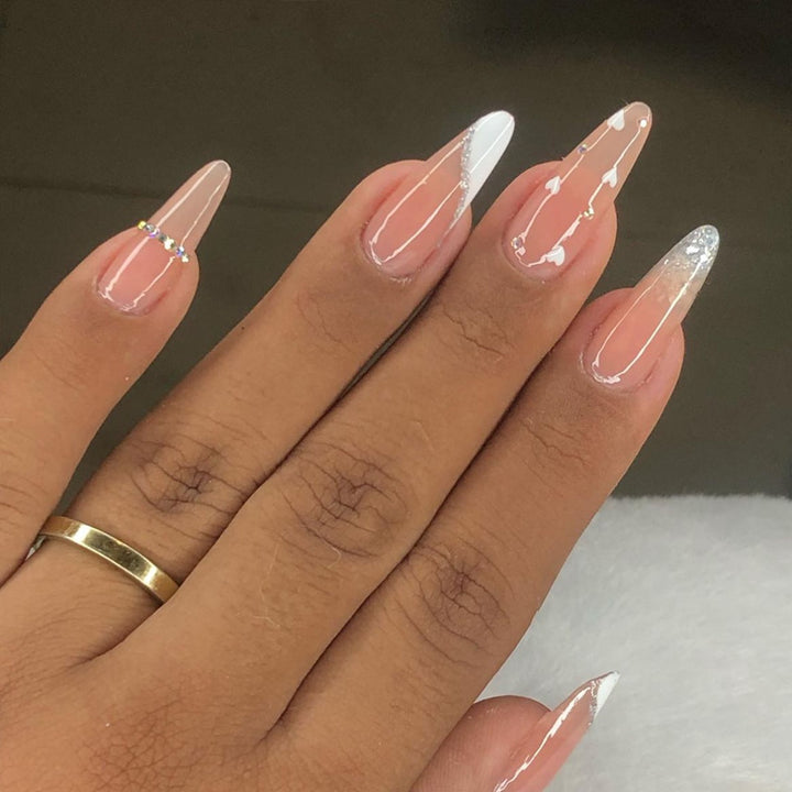 Elegante Stiletto Press-On Nagelkunst mit Strass-Akzenten Karnz
