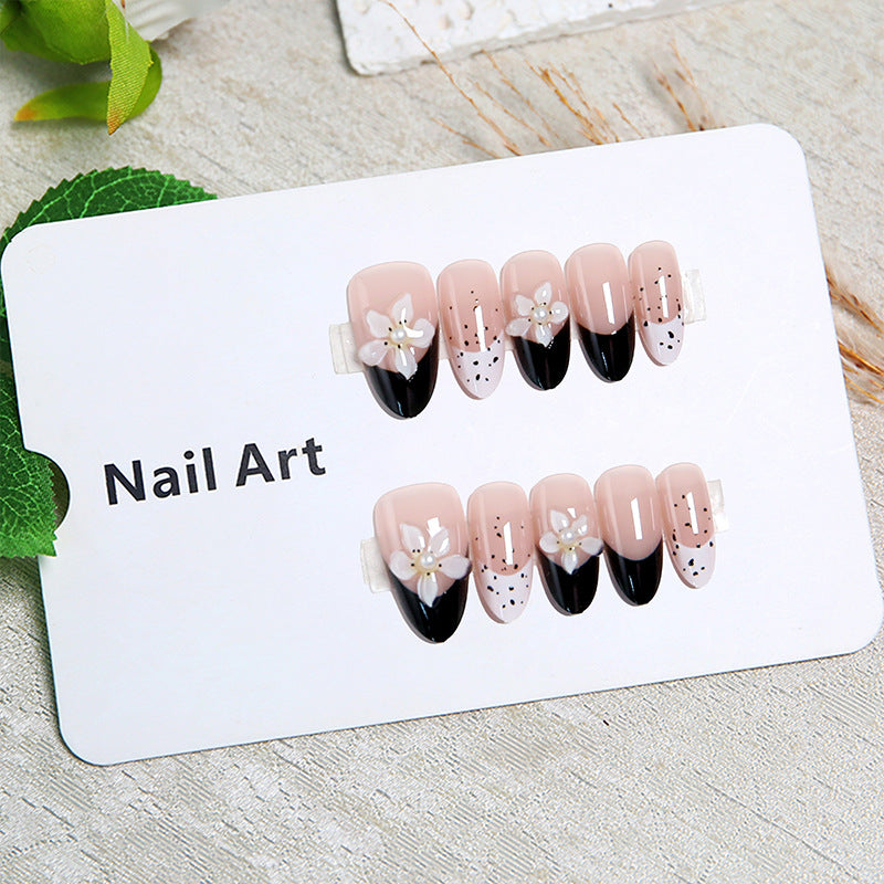 Kunstvolle Nagelspitzen mit Blütenverzierungen Karnz