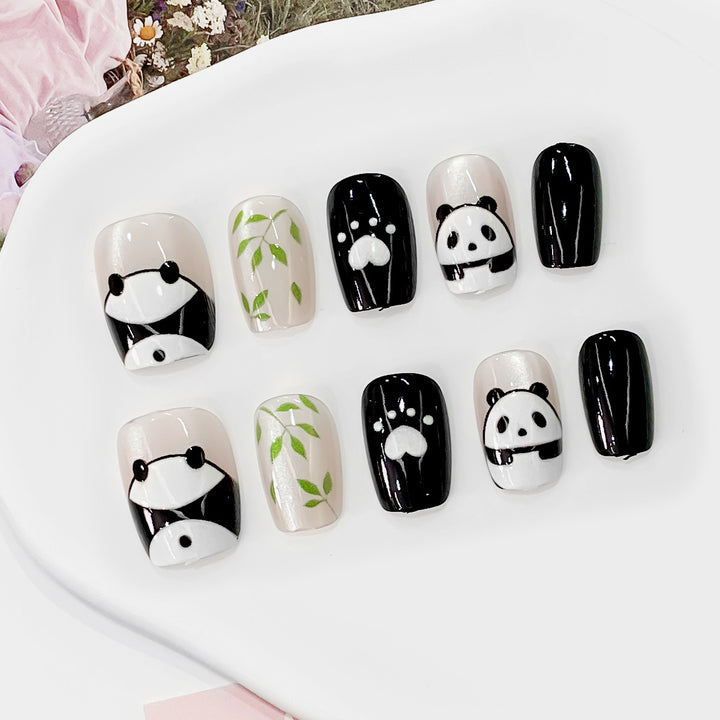 Kreative Kunstnägel mit Pandadesign Karnz