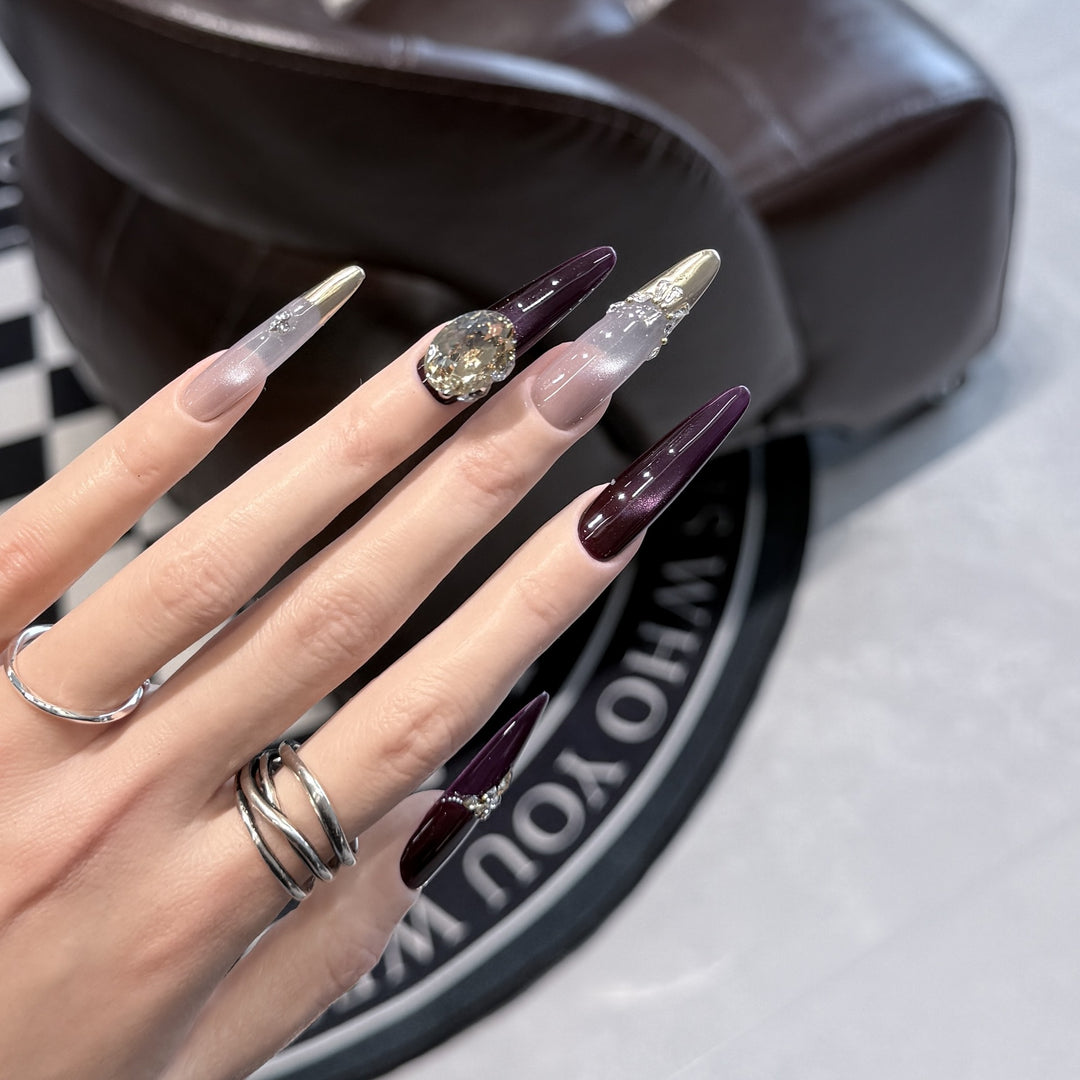 Elegante Stiletto Press-On Nagelset mit dekorativen Juwel-Akzenten Karnz