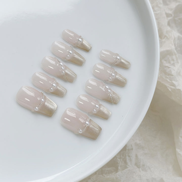 Elegantes Press-On-Nagelset mit Perlen- und Metallic-Akzenten