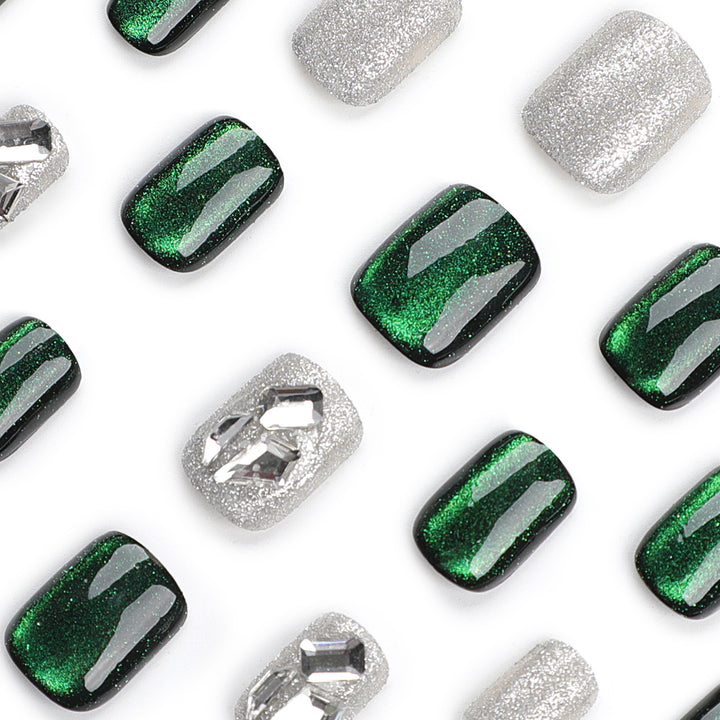 Glamouröse Nagelverlängerungen mit kreativem Glitzer-Design Karnz