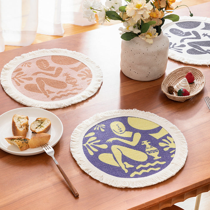 Rundes gewebtes Tischset mit Fransen und abstraktem Figurmotiv Karnz