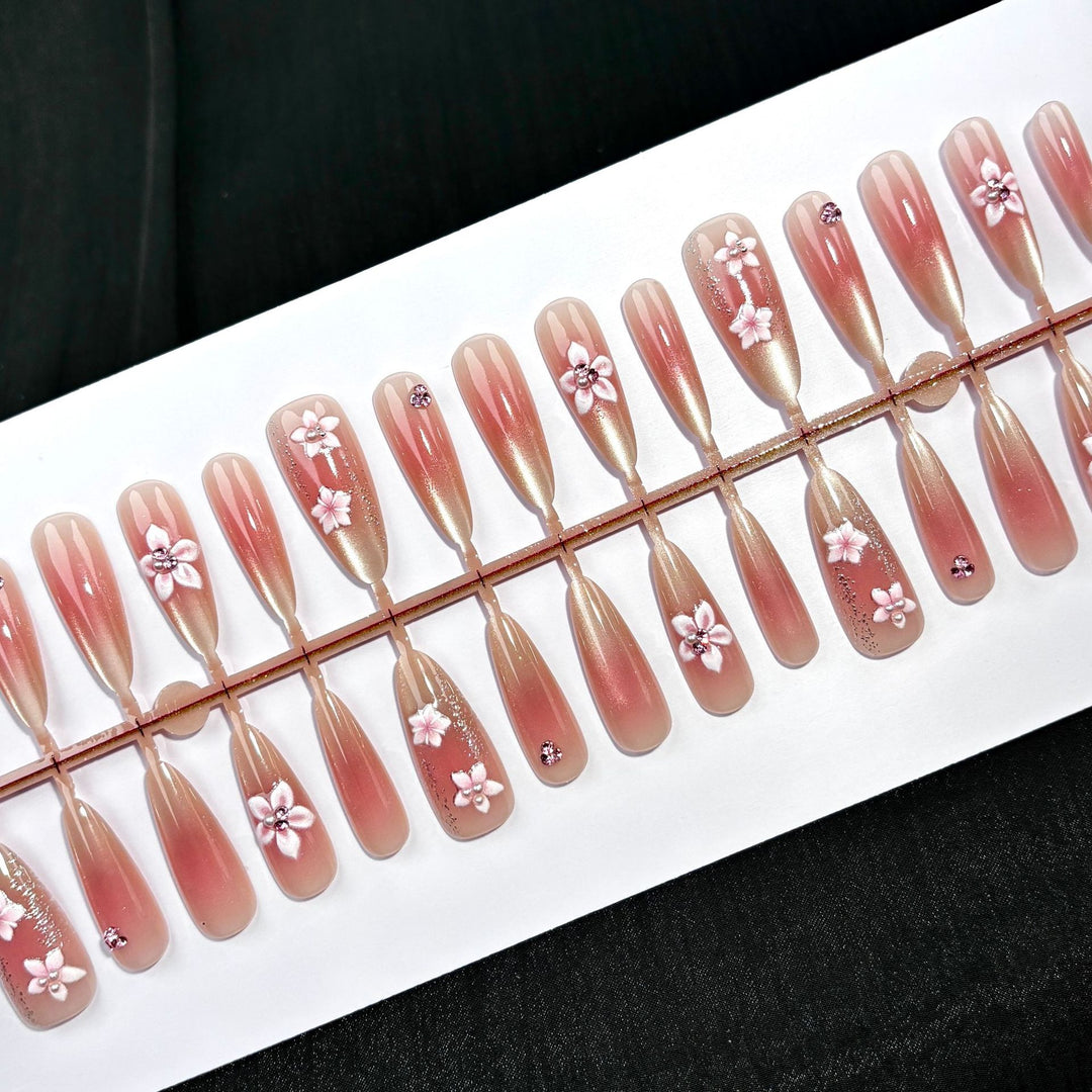 Dekoratives Press-On-Nagelset mit floralen Akzenten 1790745645