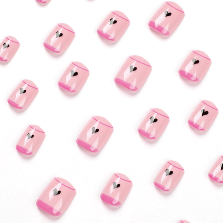 Kreative Nagelkunst mit Herz-Design und Glitzerakzenten Karnz