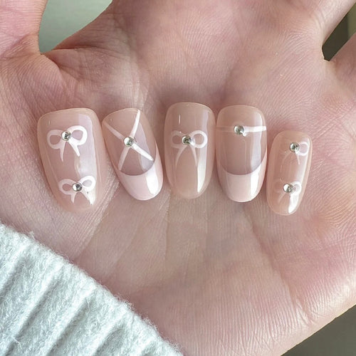 Elegantes Press-On Nail Set mit Juwel Akzenten