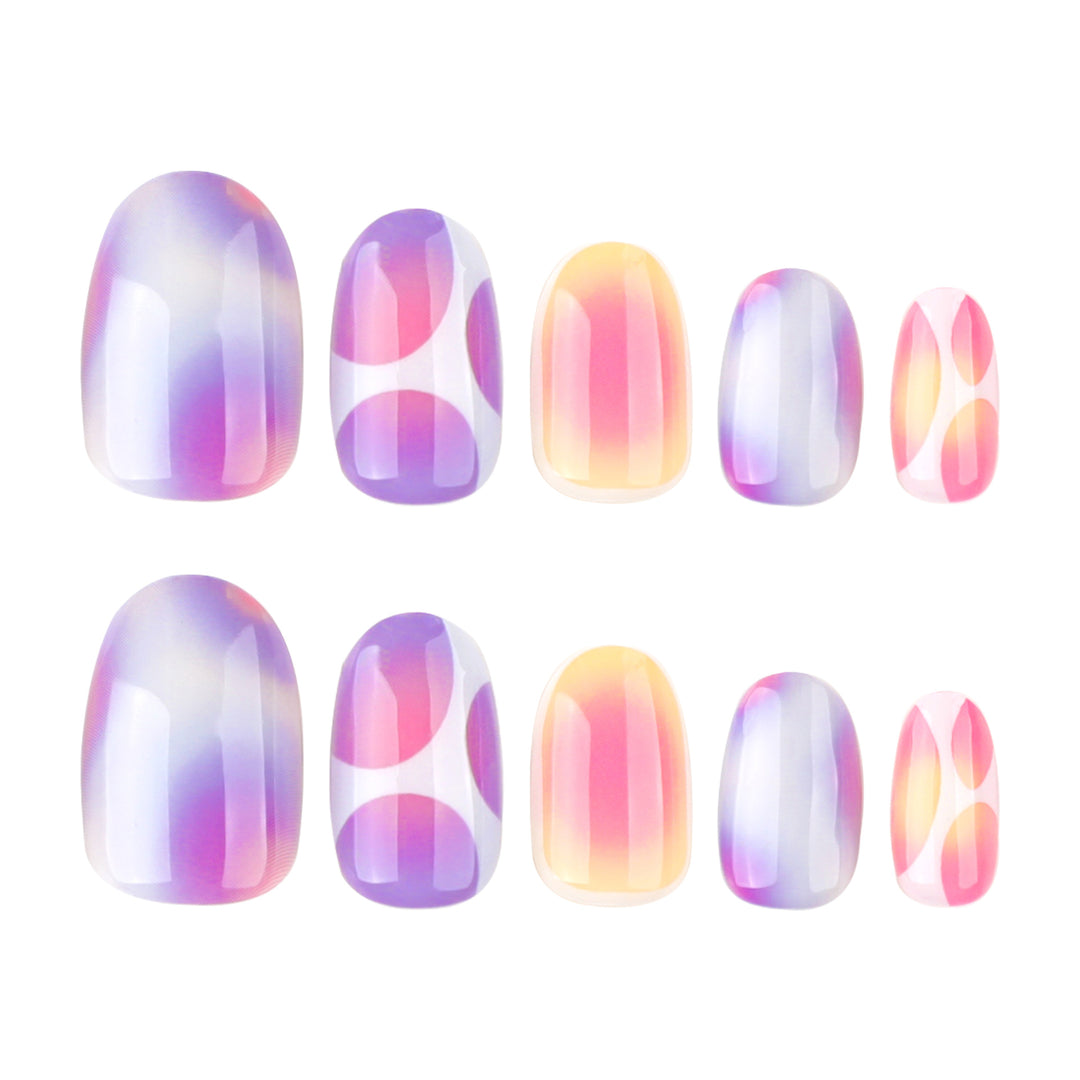 Elegante und kreative Nagelkunst mit sanftem Farbverlauf und geometrischen Akzenten Karnz