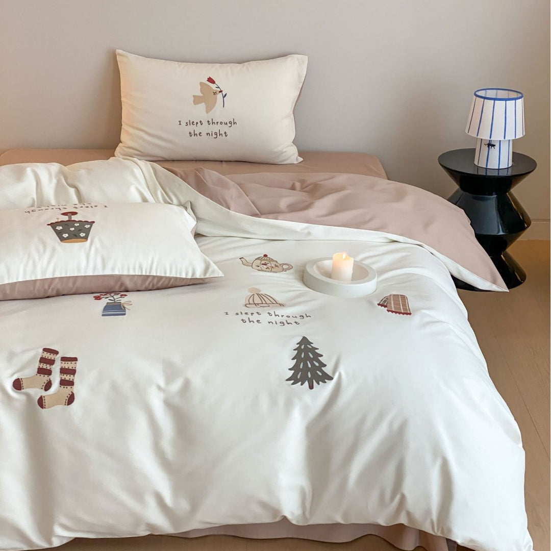 Verspieltes Baumwollsatin-Bettwäsche-Set mit illustrativem Print, Wendefunktion und Hotelverschluss
