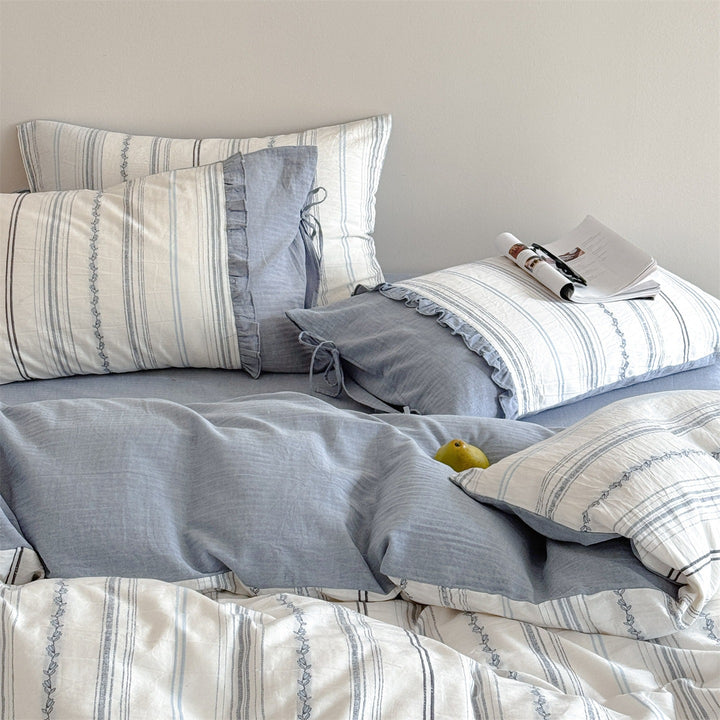 Gestreifte Bettwäsche-Garnitur aus gewaschenem Leinen-Baumwoll-Mix mit feiner Bandstickerei und Bindeband-Kissen