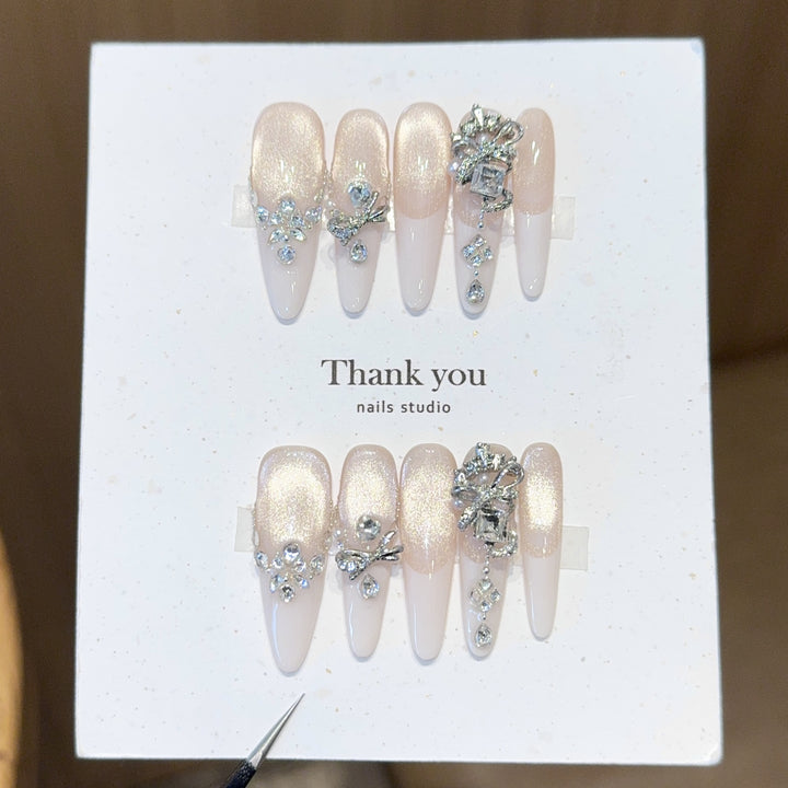 Elegante Anwendung Von Kunstnägeln Karnz