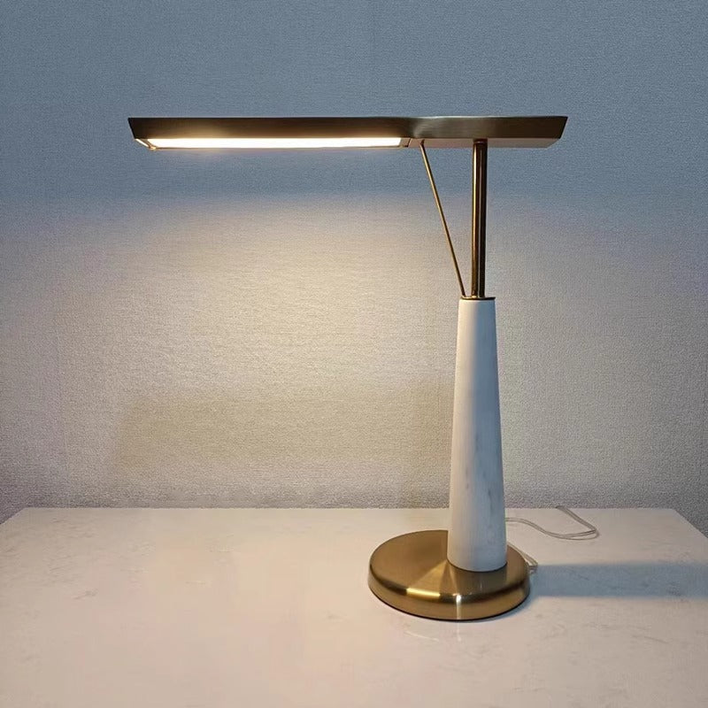 Moderne Schreibtischlampe mit einstellbarer Helligkeit