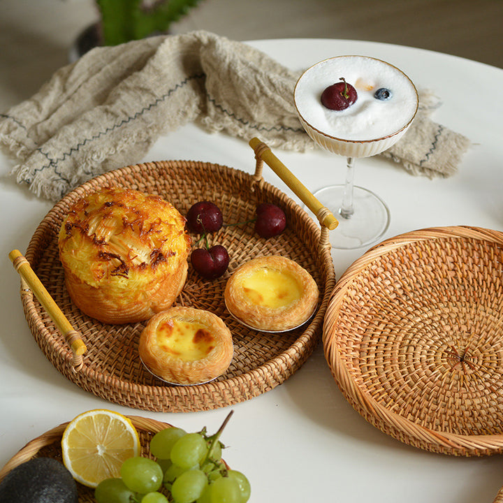Runde Servierplatte aus geflochtenem Rattan Karnz